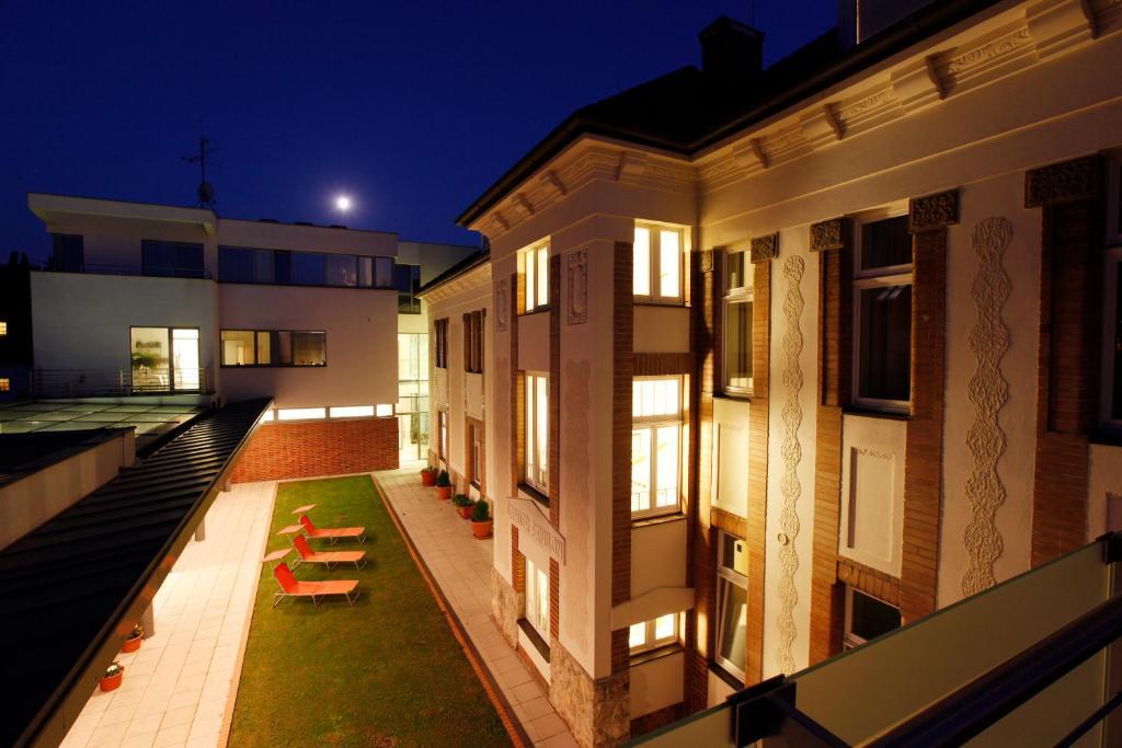 פישטני Hotel Sandor Pavillon מראה חיצוני תמונה