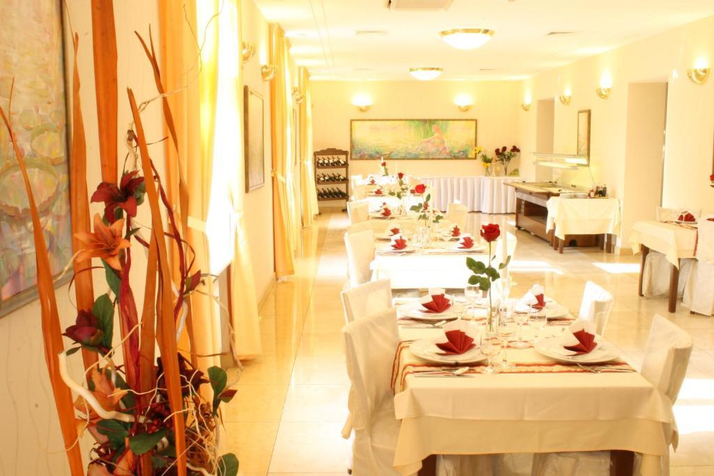 פישטני Hotel Sandor Pavillon מראה חיצוני תמונה