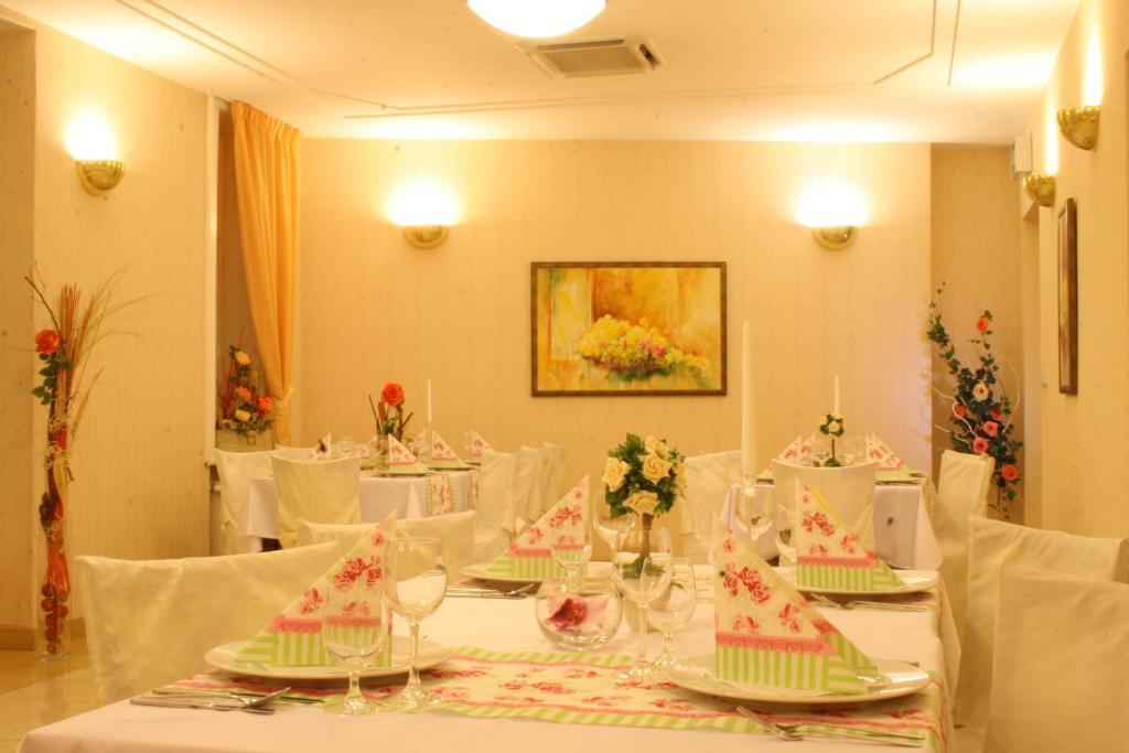 פישטני Hotel Sandor Pavillon מראה חיצוני תמונה